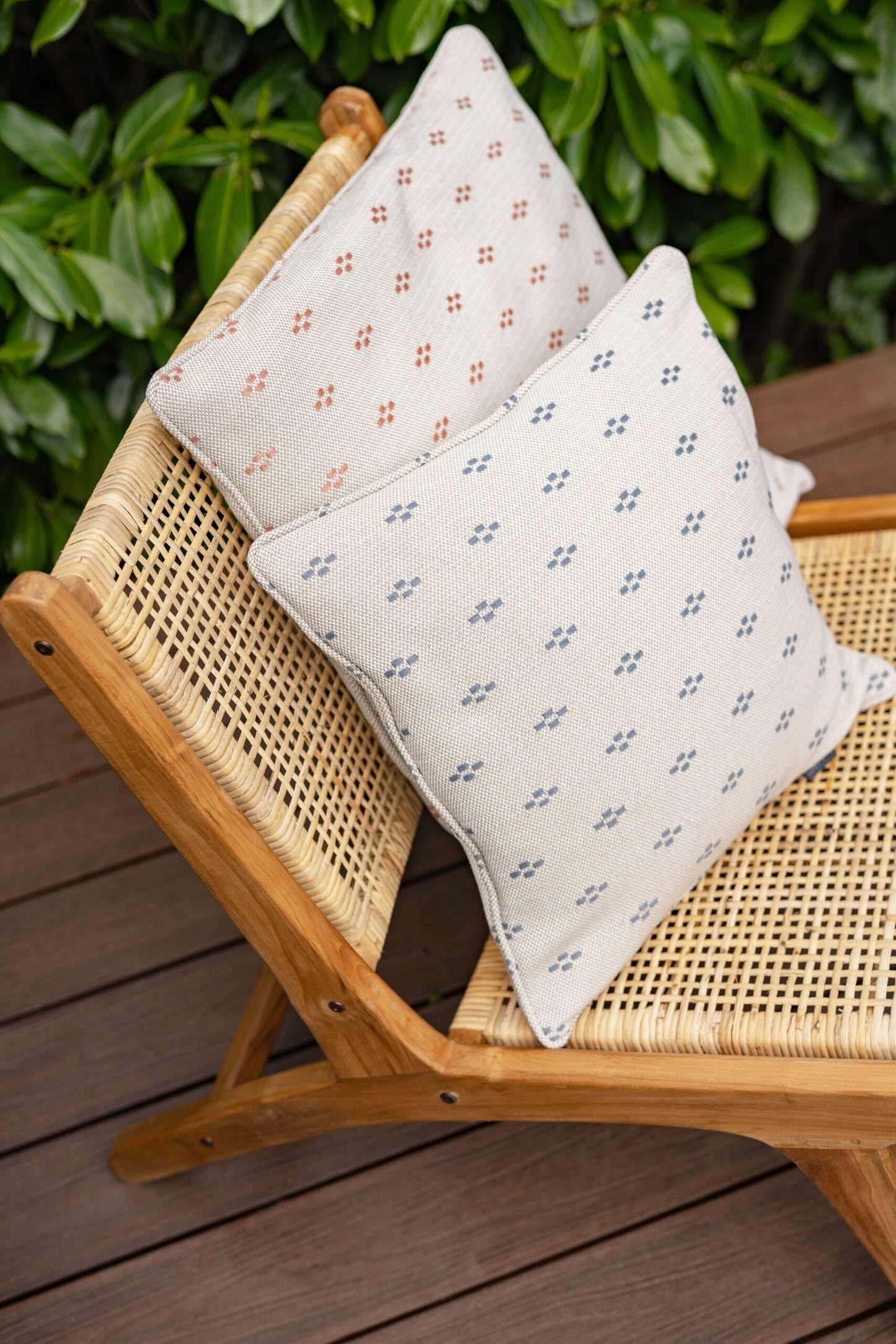 LAZE sierkussen 'Clover' beige met roze - diverse maten