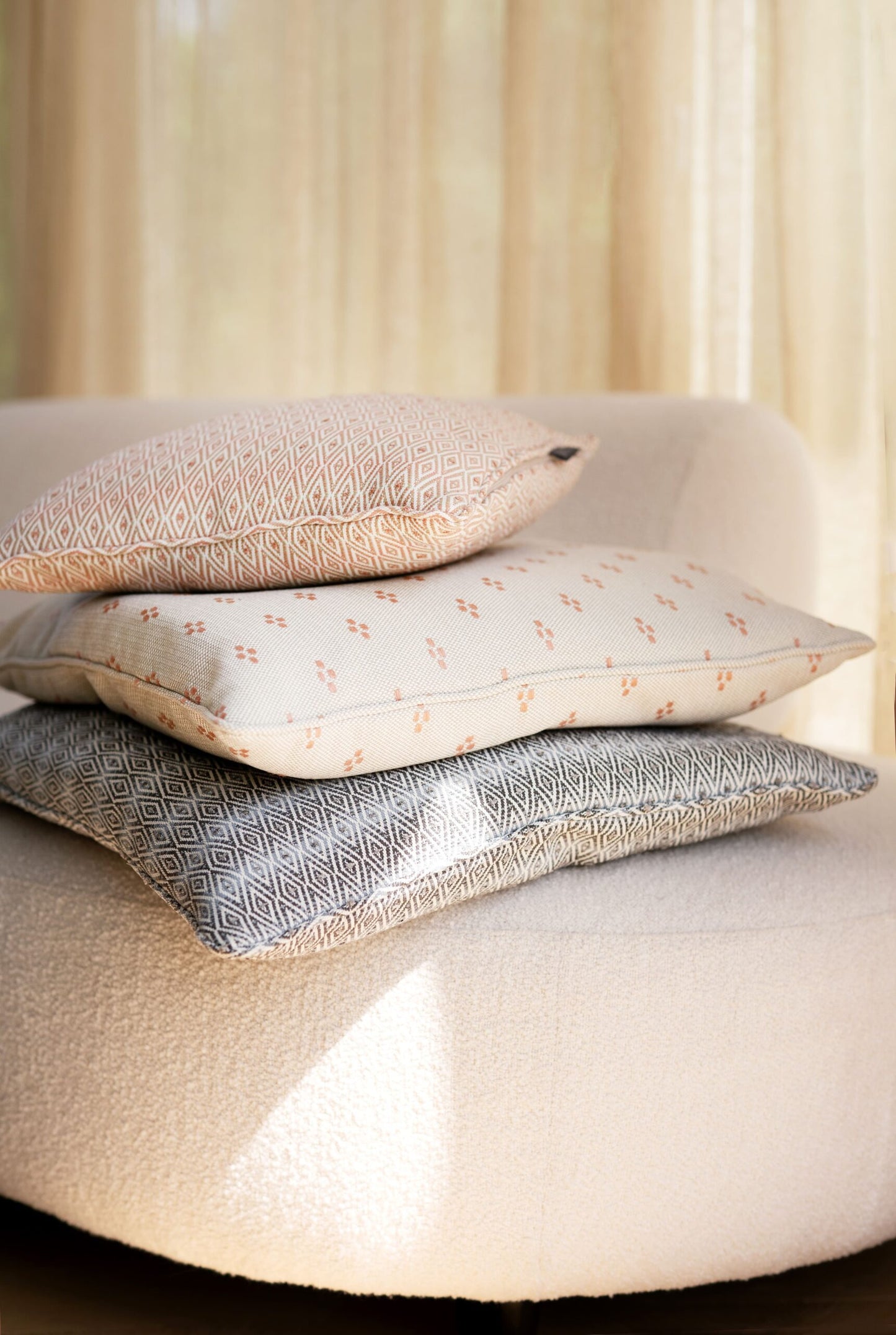 LAZE sierkussen 'Clover' beige met roze - diverse maten