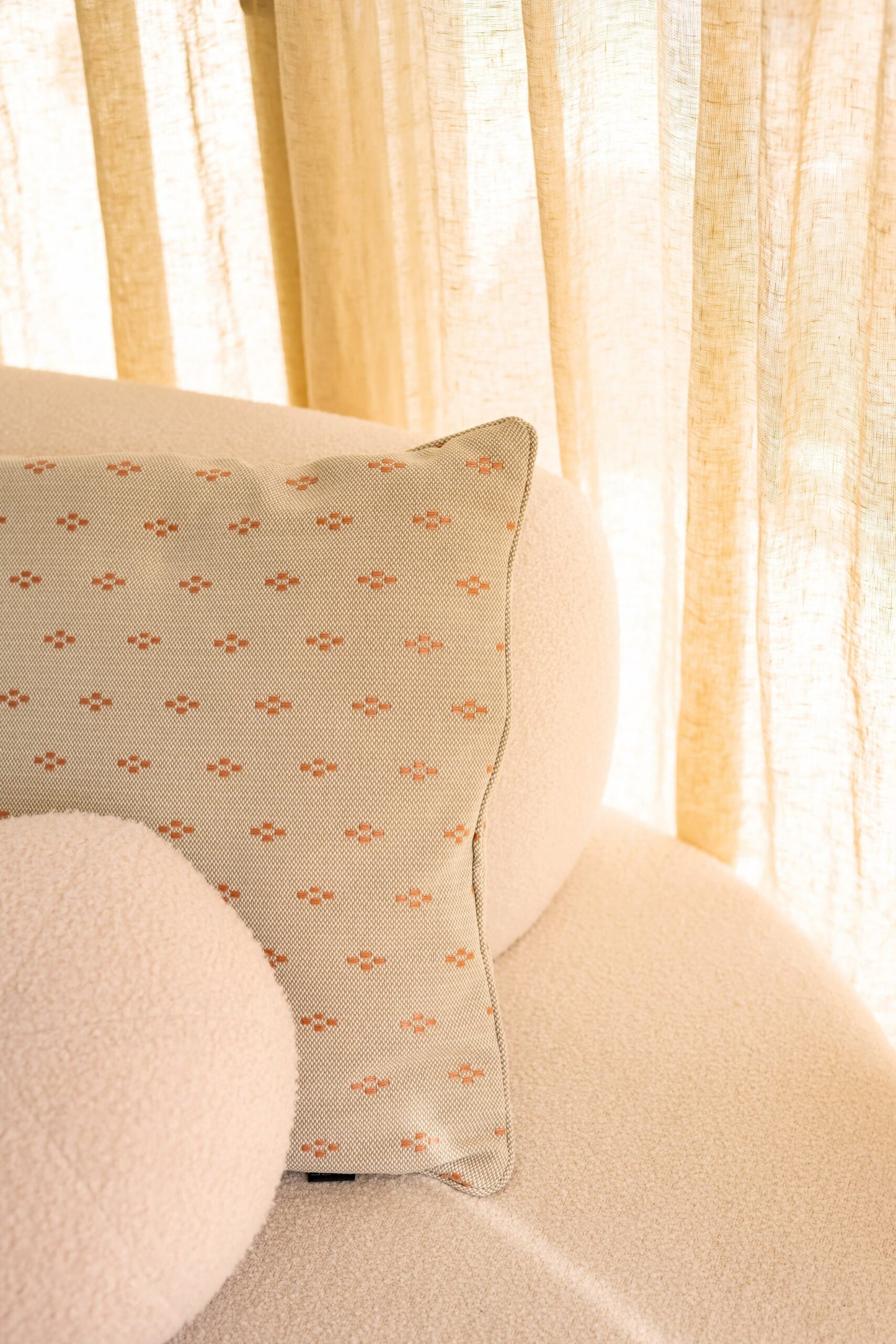 LAZE sierkussen 'Clover' beige met roze - diverse maten