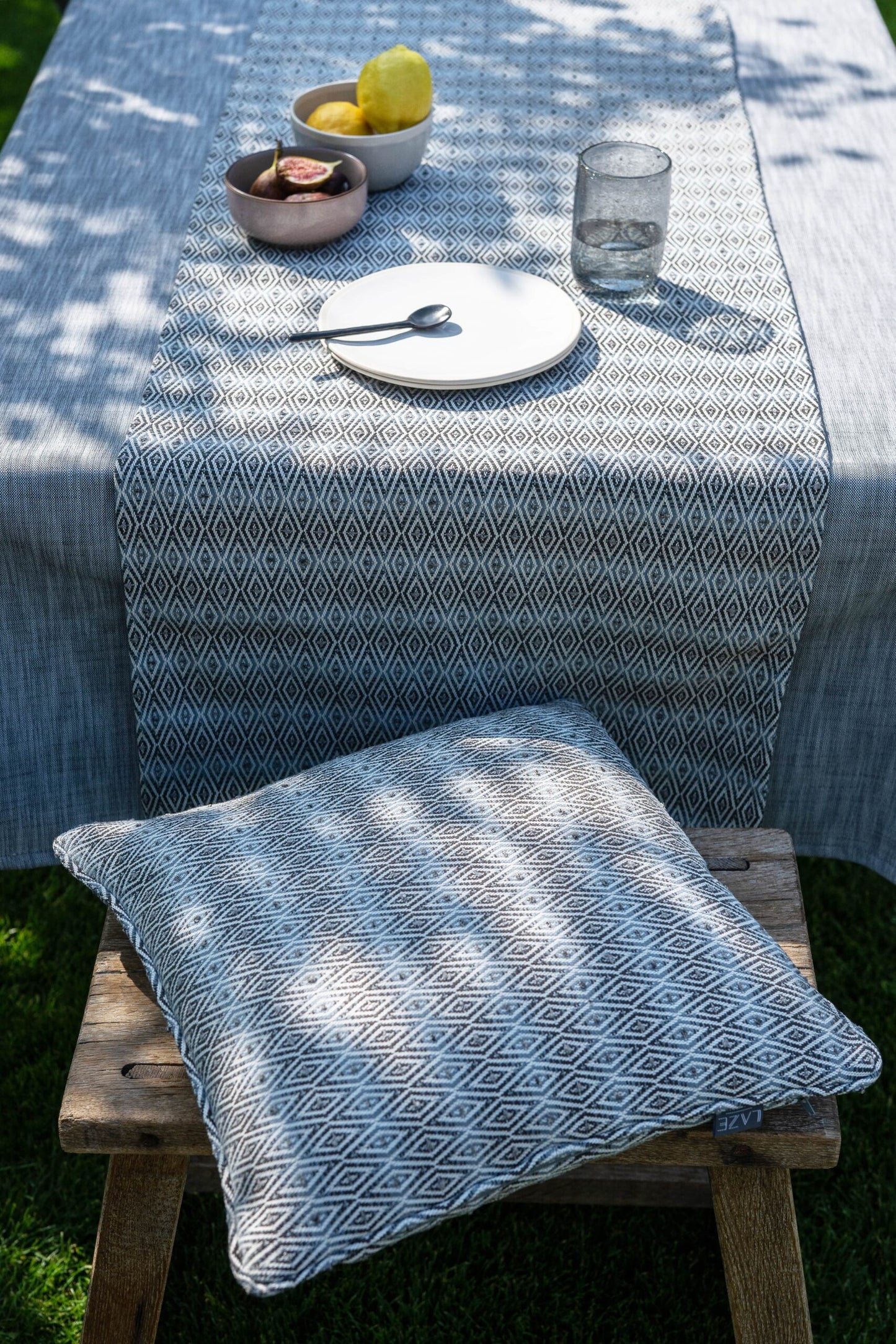 LAZE sierkussen 'Diamond' donker grijs en blauw - diverse maten