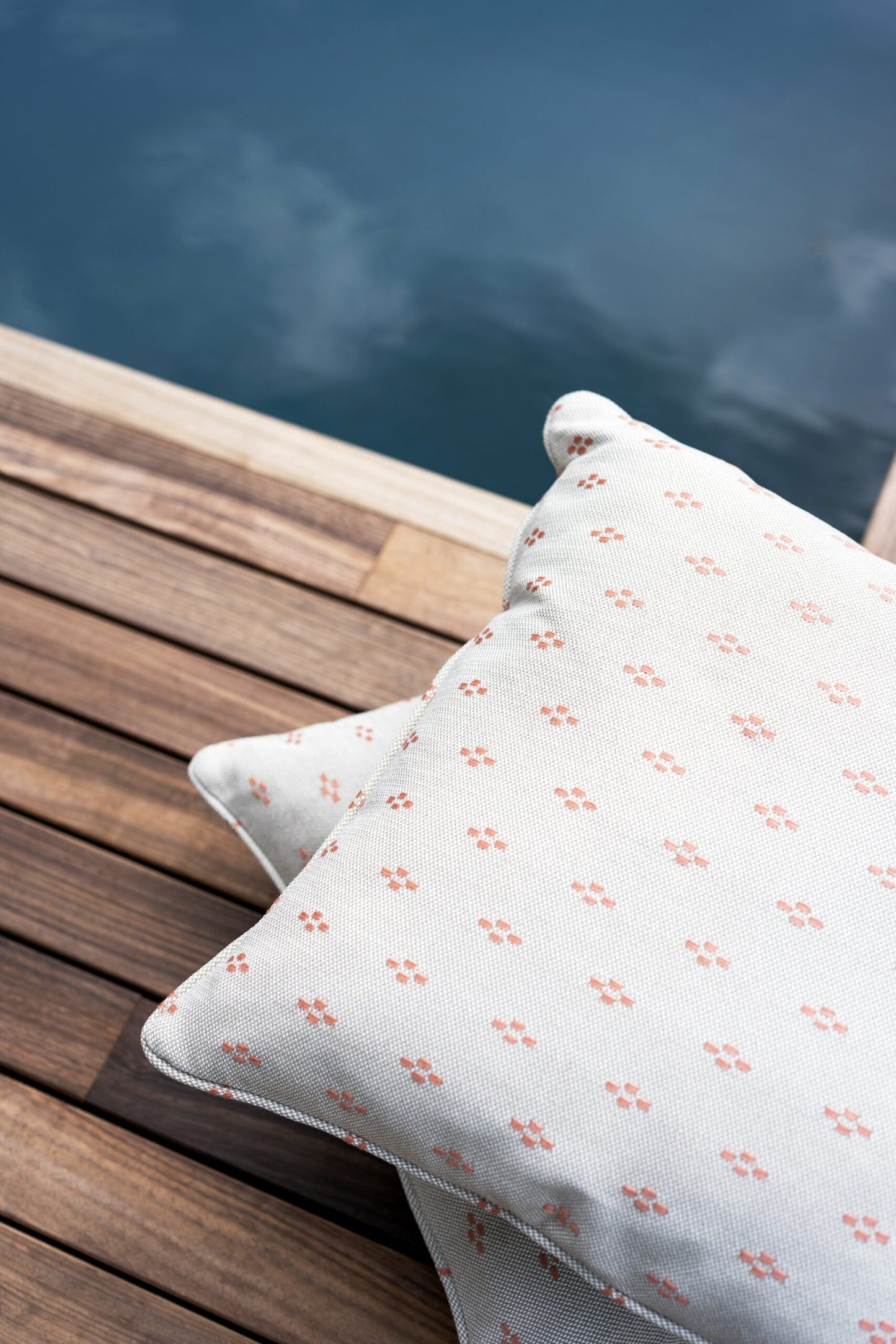 LAZE sierkussen 'Clover' beige met roze - diverse maten