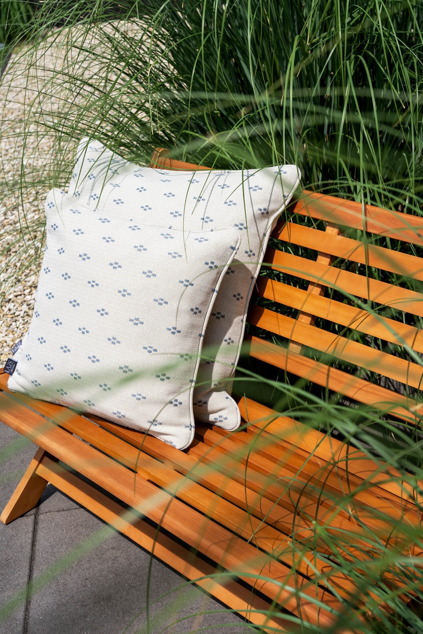 LAZE sierkussen 'Clover' beige met blauw - diverse maten