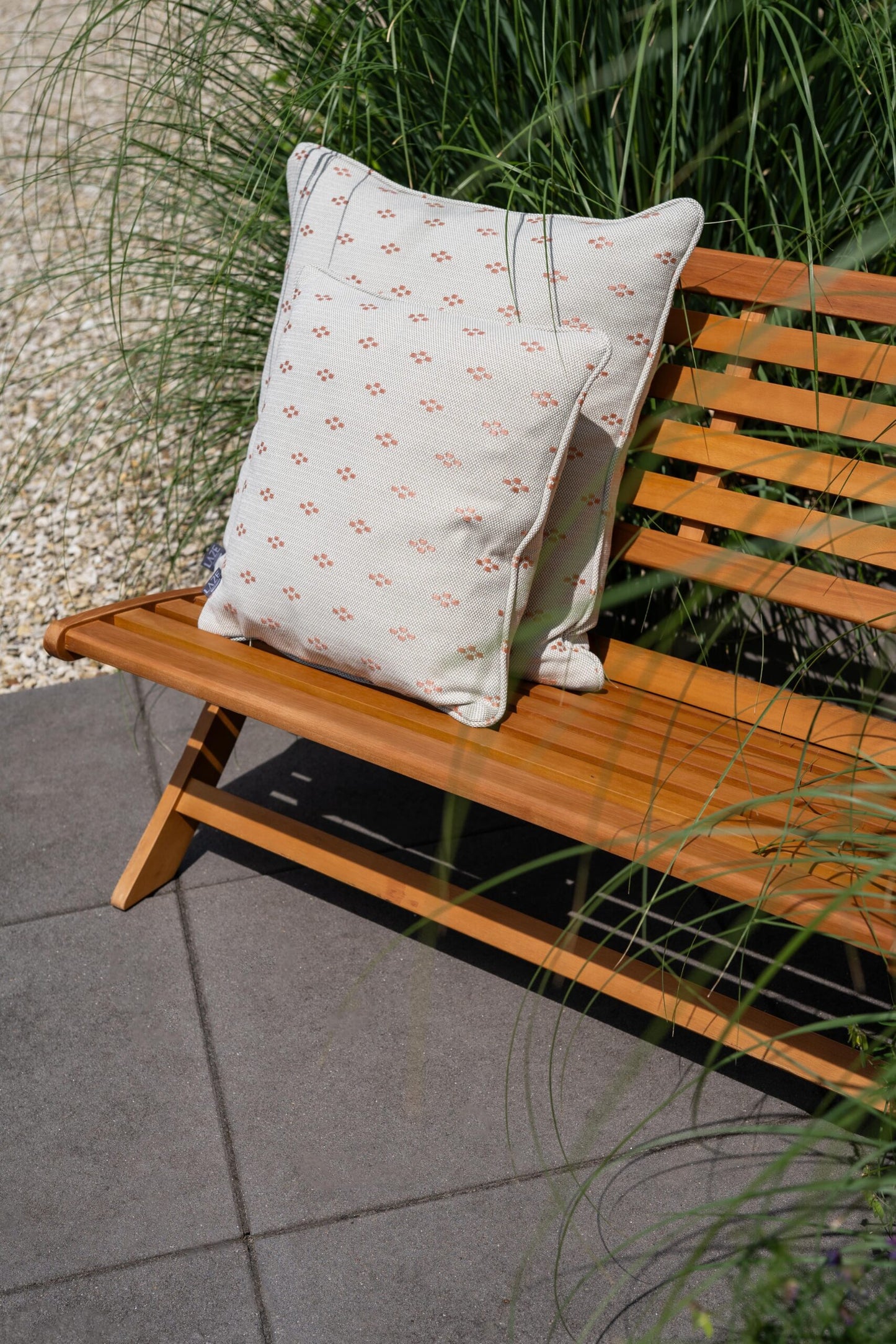 LAZE sierkussen 'Clover' beige met roze - diverse maten