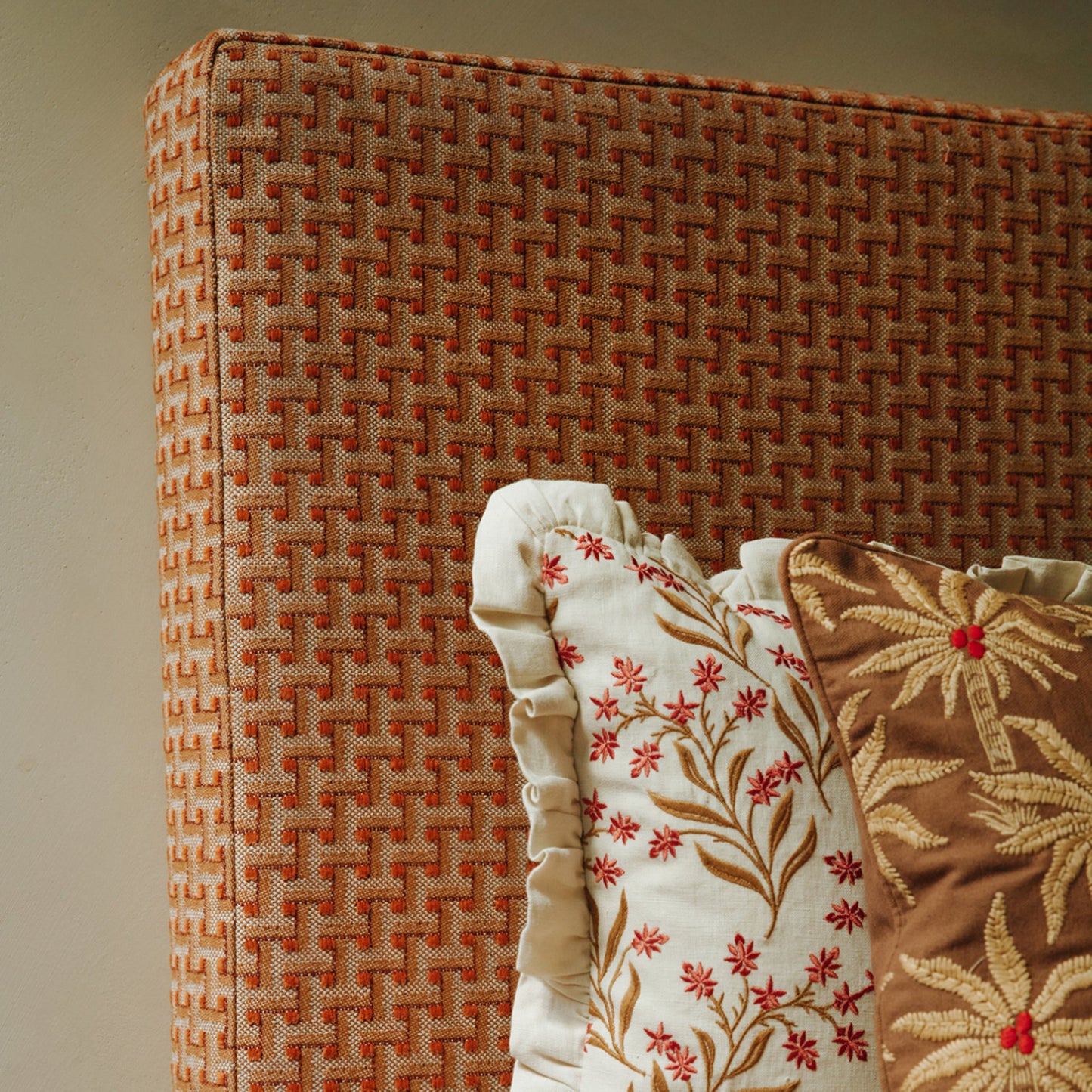 Cushion Audrey Coral & Ecru